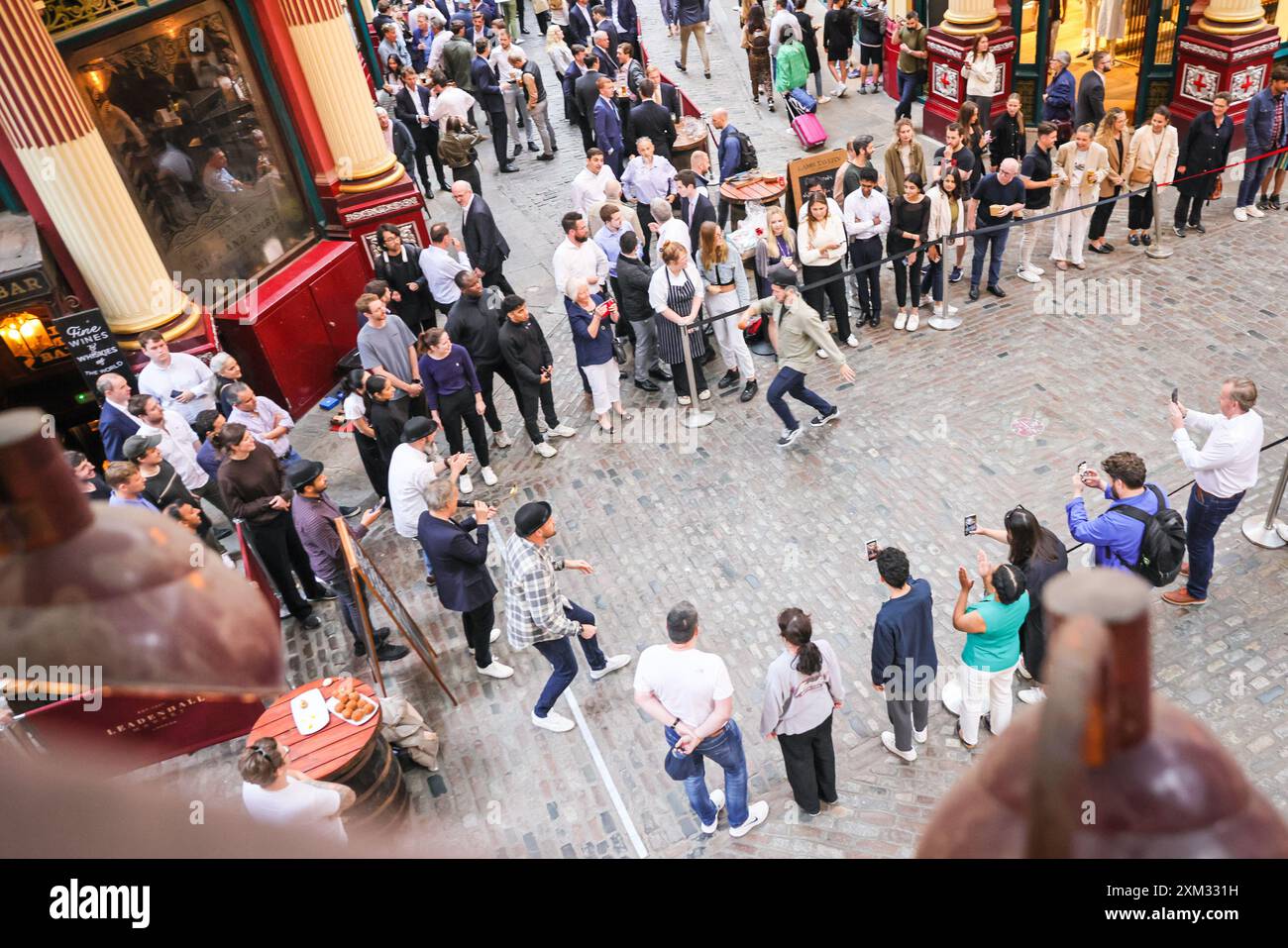 Londra, Regno Unito. 25 luglio 2024. Concorrenti all'evento. Il mercato di Leadenhall, nella City di Londra, ospita la corsa delle uova scozzesi della Lamb Tavern, in occasione della giornata nazionale delle uova scozzesi, questo pomeriggio. I concorrenti indossano cappelli da bowling in un richiamo al tradizionale patrimonio della città di Londra della zona. Le 12 squadre includono "Revolution Egghall" e "The Flying Scotch Egg", con i vincitori che saranno "Crouch's Scotch Crotch" e chiuderanno il secondo "The Golden Yolkers". Crediti: Imageplotter/Alamy Live News Foto Stock