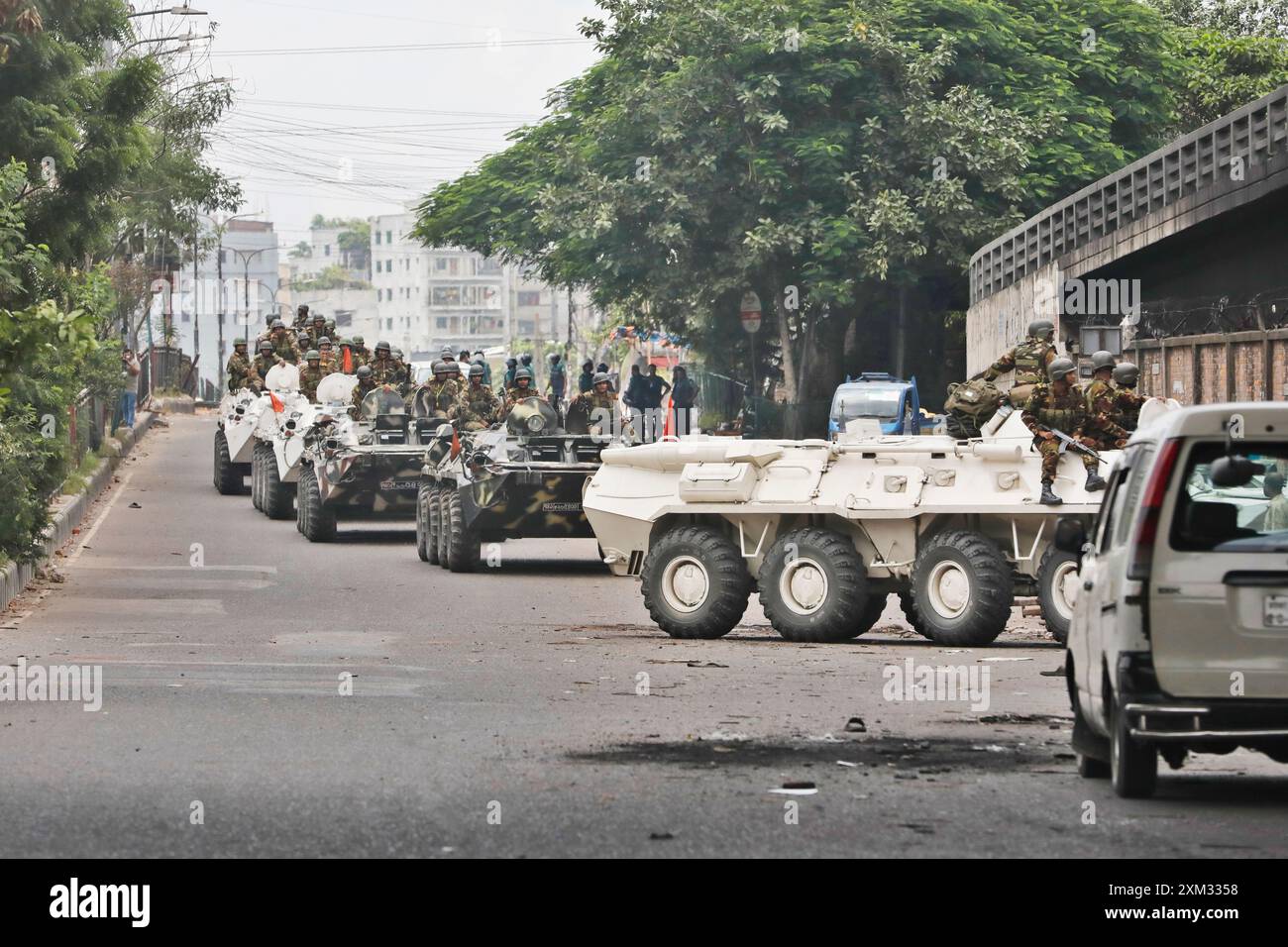 Dhaka, Bangladesh - 20 luglio 2024: I riformatori di quote si scontrano con la polizia e l'esercito a Rampura a Dacca, in mezzo al coprifuoco nazionale. Foto Stock