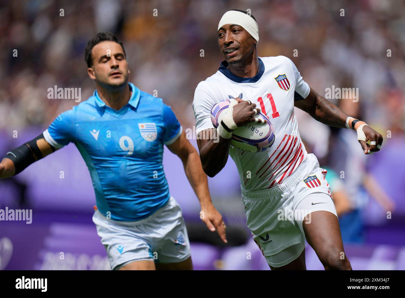 Parigi, Francia. 25 luglio 2024. Perry Baker del Team USA, a destra, corre a segnare una meta durante la partita maschile Pool C Rugby Sevens contro l'Uruguay allo Stade de France durante i Giochi Olimpici di Parigi 2024 a Parigi, Francia giovedì 25 luglio 2024. Le quattro mete di Baker hanno scatenato la squadra maschile di rugby a 7 della squadra USA alla sua prima vittoria ai Giochi Olimpici di Parigi 2024 con una decisione del 33-17 sull'Uruguay. Foto di Paul Hanna/UPI credito: UPI/Alamy Live News Foto Stock