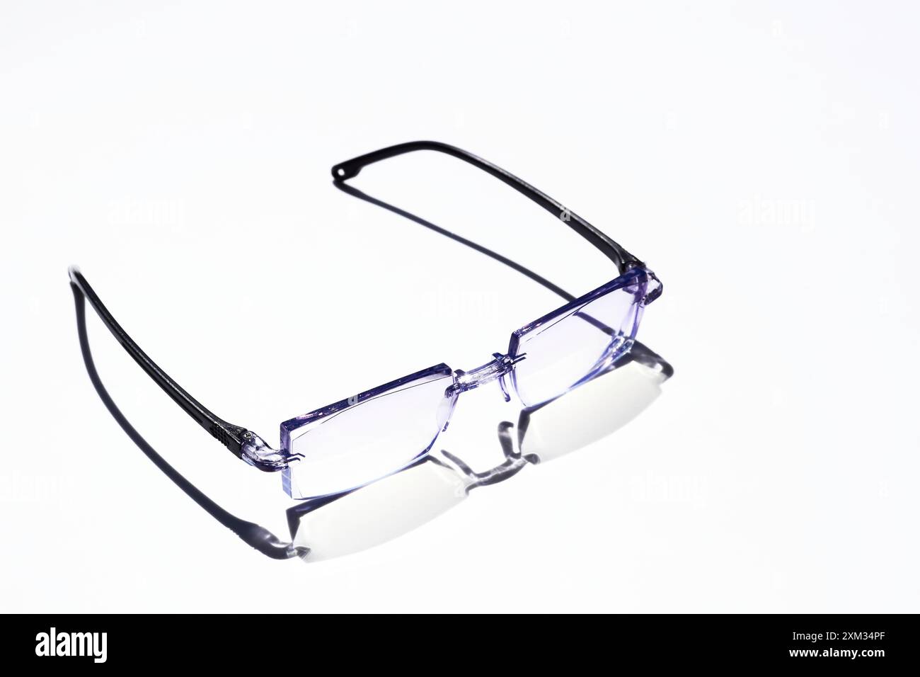 un paio di lenti inserite in una cornice che poggia sul naso e sulle orecchie, utilizzate per correggere o aiutare la vista difettosa o proteggere gli occhi Foto Stock