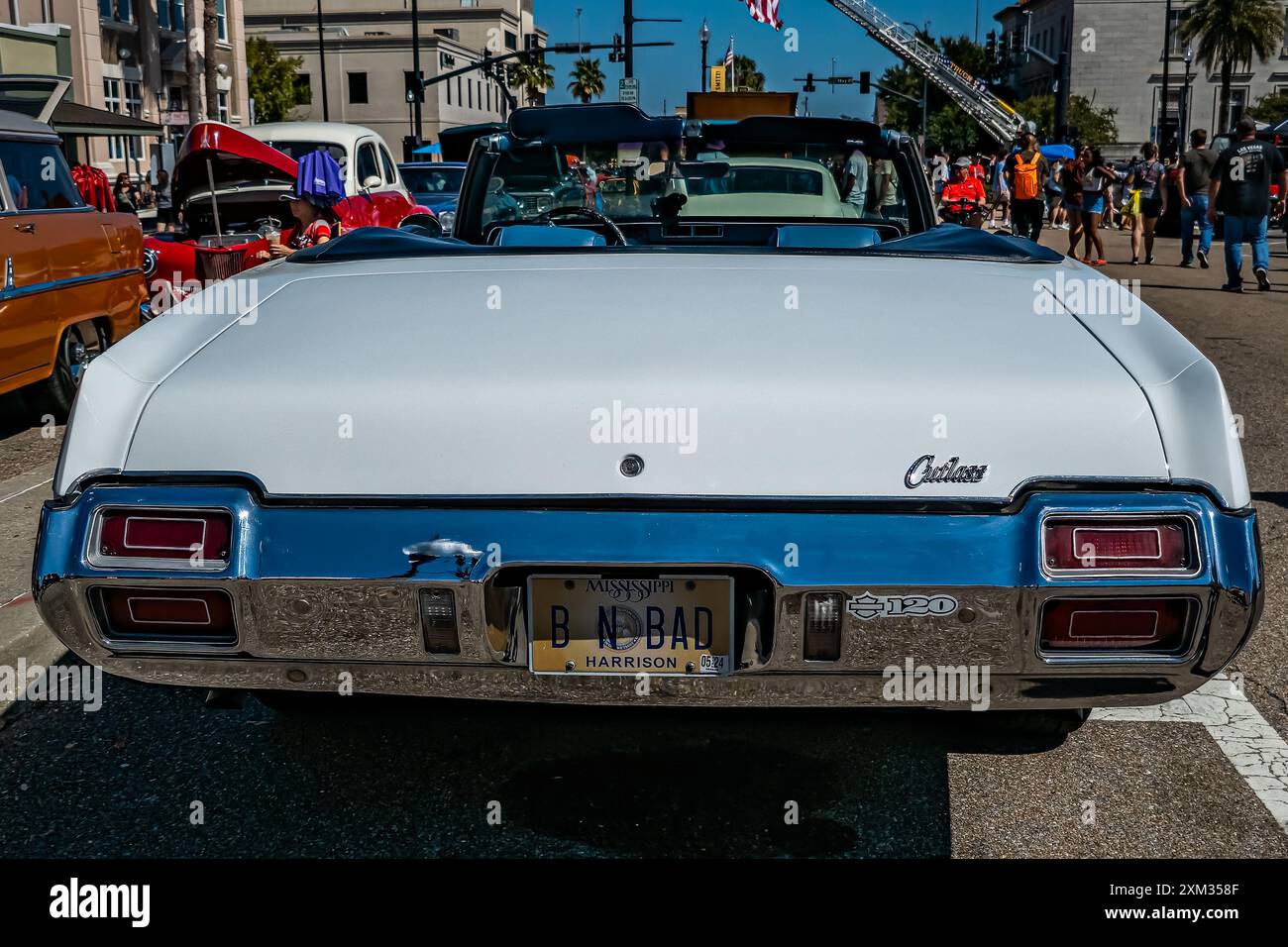 Gulfport, MS - 1° ottobre 2023: Vista posteriore ad alta prospettiva di una Oldsmobile Cutlass Convertible 1971 in una mostra automobilistica locale. Foto Stock