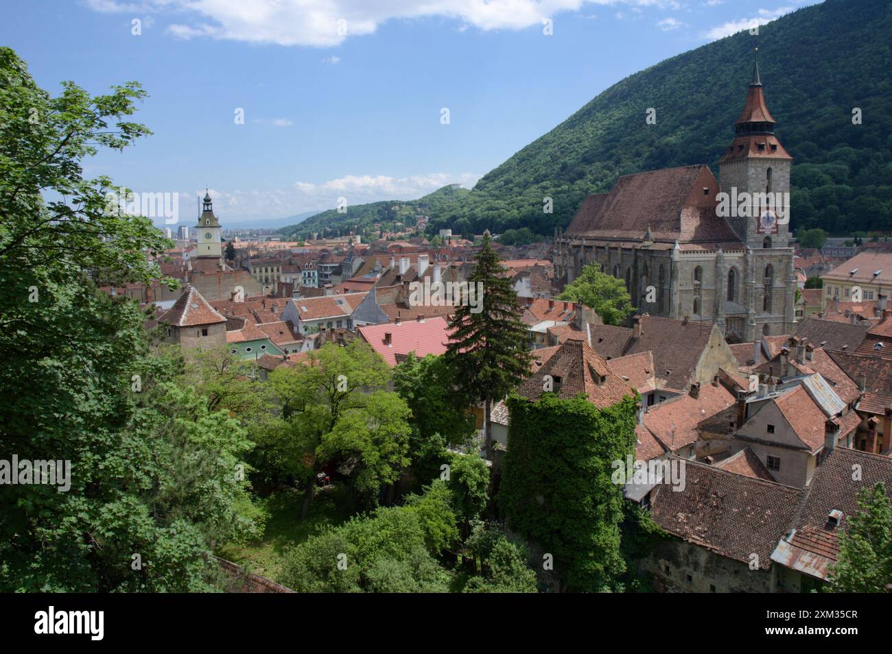 Vista sul tetto della medievale Brasov, Romania, inclusa la famosa Chiesa Nera. Foto Stock