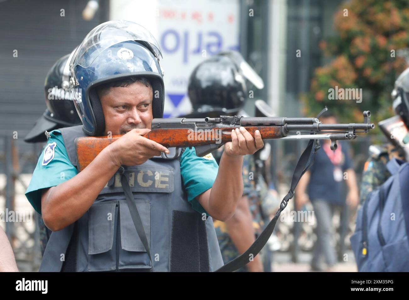 Dhaka, Bangladesh - 20 luglio 2024: I riformatori di quote si scontrano con la polizia e l'esercito a Rampura a Dacca, in mezzo al coprifuoco nazionale. Foto Stock