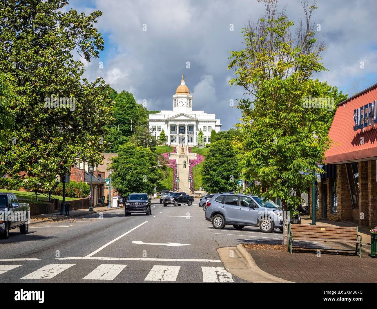 Lo storico tribunale della contea di Jackson è ora una biblioteca pubblica sulla collina alla fine di Main Street a Sylva, carolina del Nord, USA Foto Stock