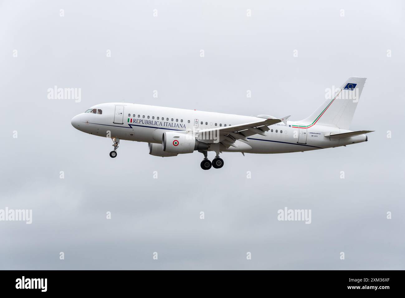 Airbus ACJ319 VIP Transport plane MM62174 dell'Aeronautica militare italiana atterrando all'aeroporto di Farnborough durante il Farnborough International Airshow, Regno Unito. Foto Stock