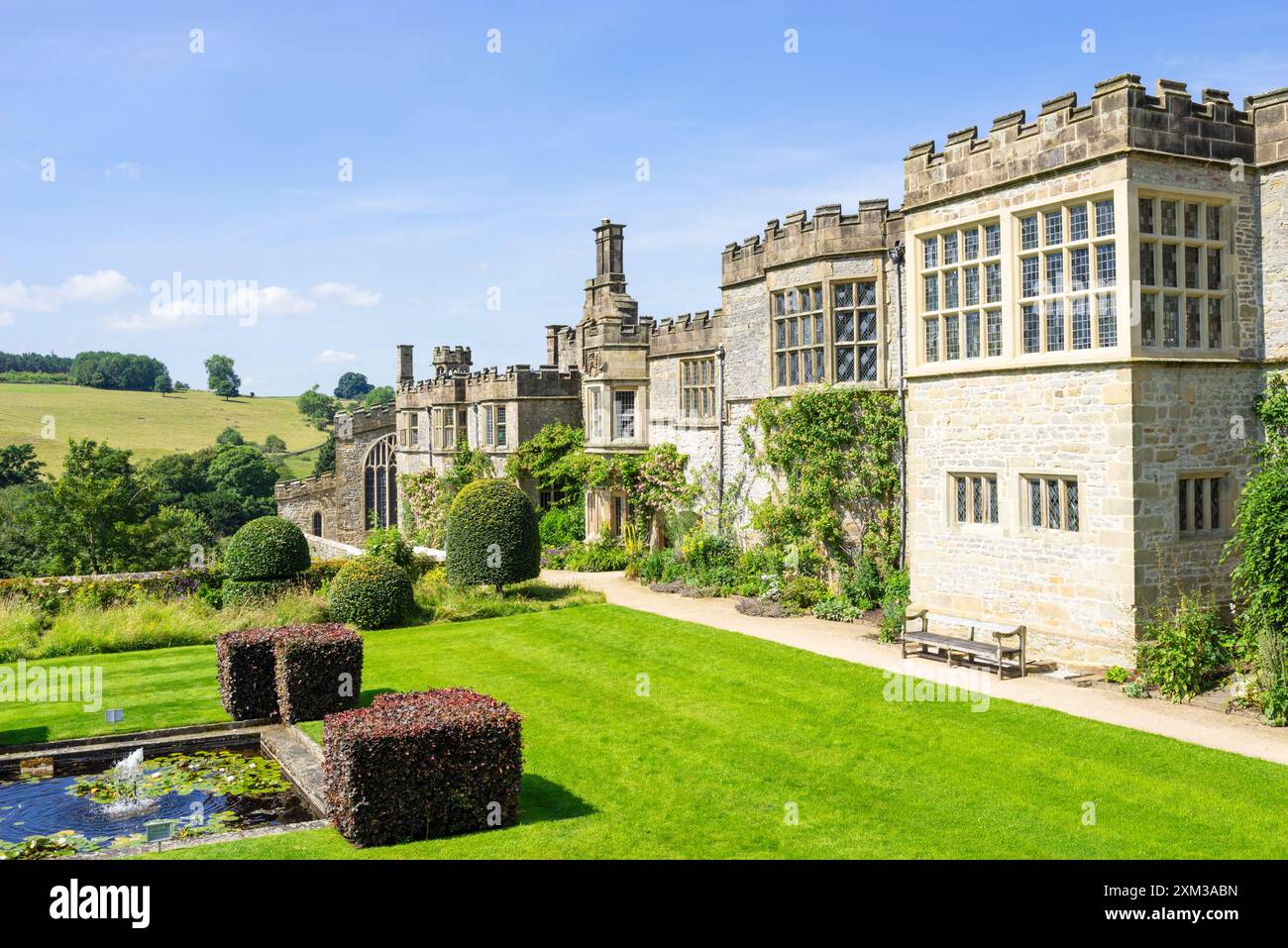 Haddon Hall Derbyshire - Vista posteriore dei giardini elisabettiani e delle pareti merlate di Haddon Hall vicino a Bakewell Derbyshire Inghilterra Regno Unito GB Europa Foto Stock