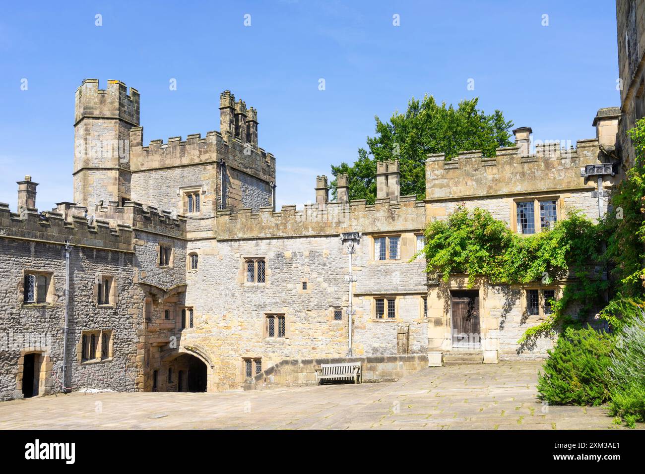 Haddon Hall Derbyshire - all'interno del cortile inferiore di Haddon Hall, una residenza medievale vicino a Bakewell Derbyshire Peak District Inghilterra Regno Unito Europa Foto Stock