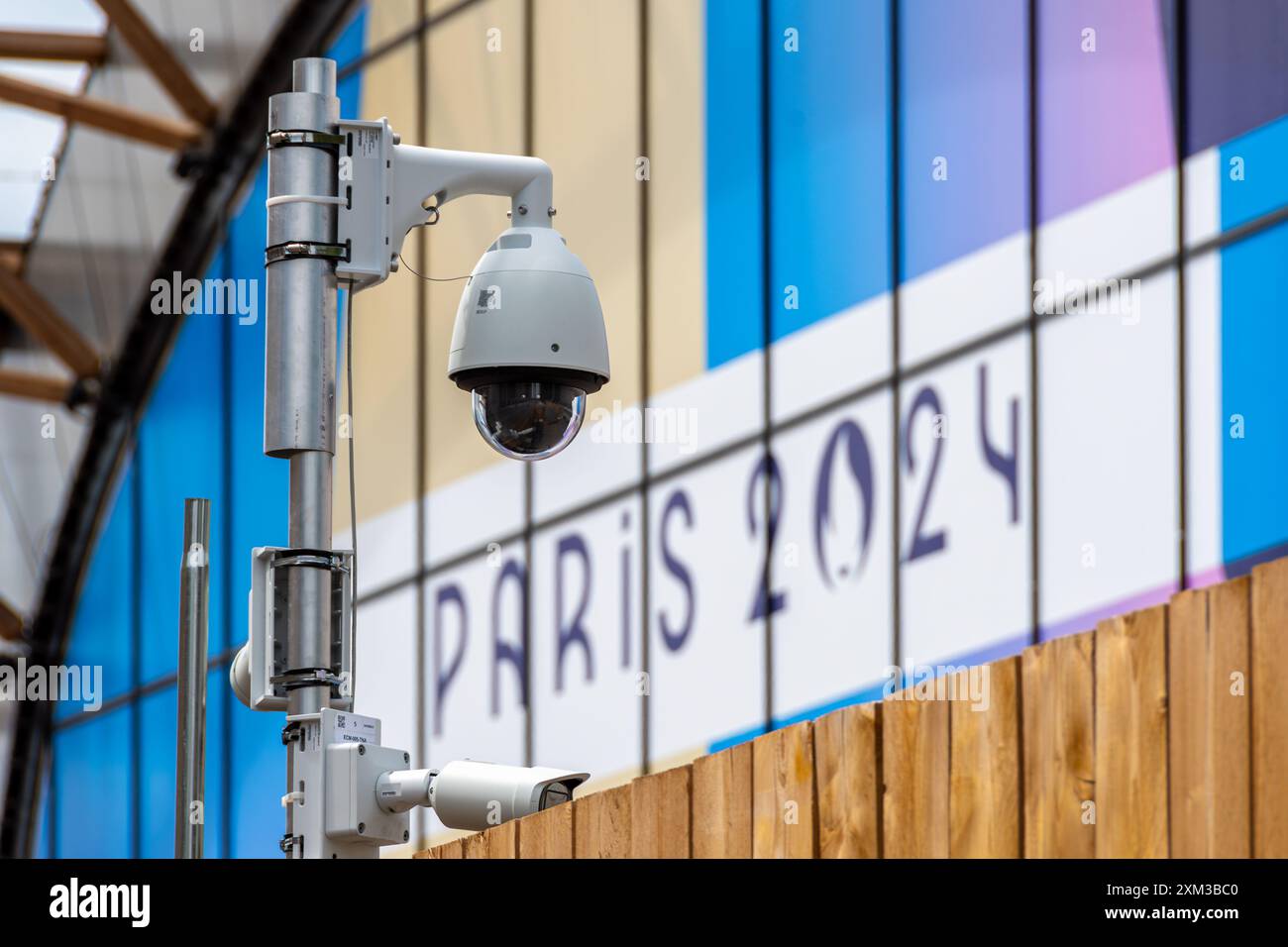 Videocamera di videosorveglianza di fronte a una sede delle Olimpiadi estive di Parigi 2024. Concetto di sorveglianza digitale e algoritmica Foto Stock
