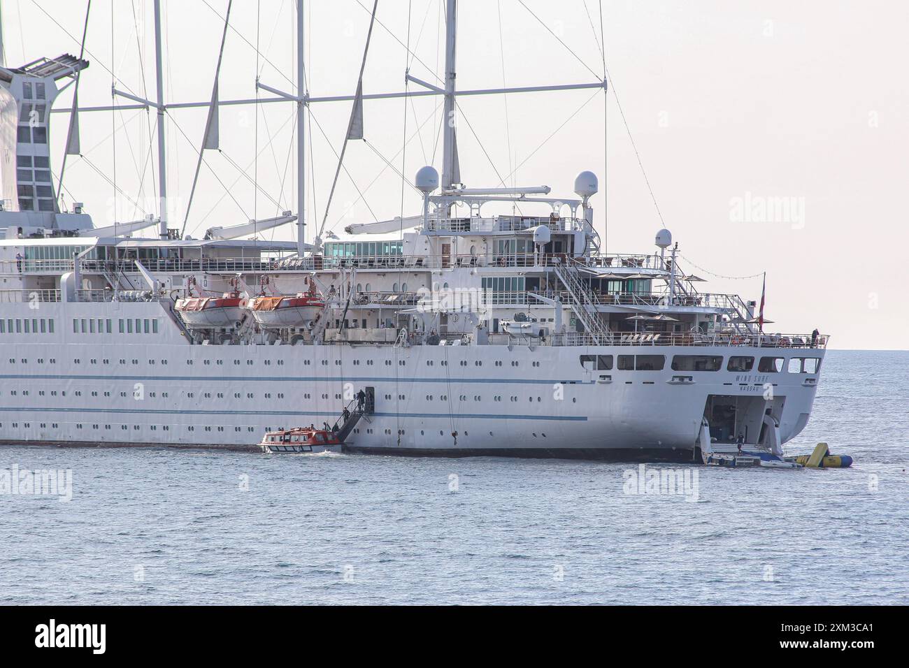 Montecarlo, Monaco. 24 luglio 2024: Il WINDSURF a cinque alberi (Windstar Cruises), una delle più grandi imbarcazioni a vela del mondo, ancorata di fronte a Port Hercules. La nave gemella del French CLUB MED 2, precedentemente noto come CLUB MED 1, dispone di un porticciolo per sport acquatici a poppa, una piattaforma per sport acquatici per il divertimento dei passeggeri (pagaia, kayak, snorkeling, nuoto, sci d'acqua, windsurf). Dal 2022, le autorità monegasche hanno deciso di limitare le dimensioni delle navi accolte (linee di lusso/premium), riducendo gli scali nel principato da 165 nel 2019 a 117 nel 2024. Crediti: Kevin Izorce/Alamy Live News Foto Stock