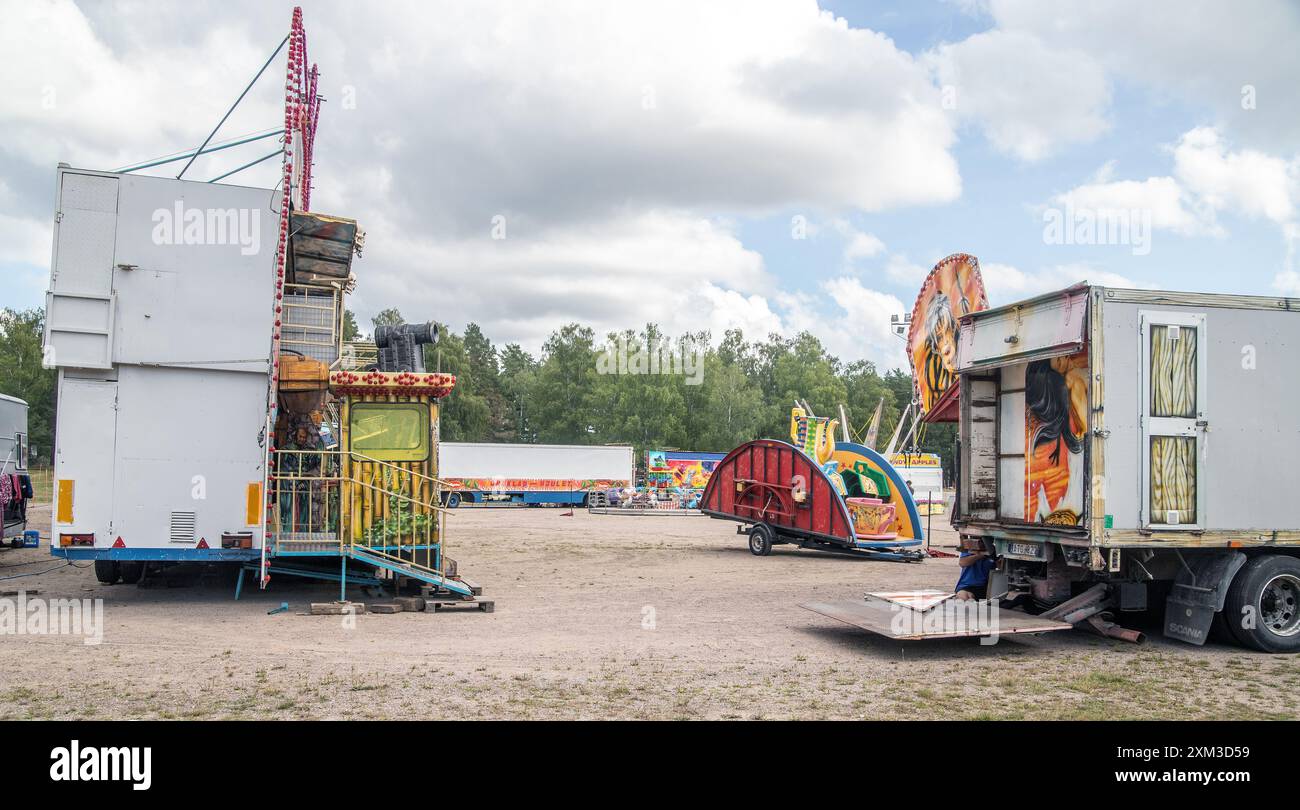 Montaggio di un piccolo parco divertimenti per il mercato a Malmköping, Svezia Foto Stock