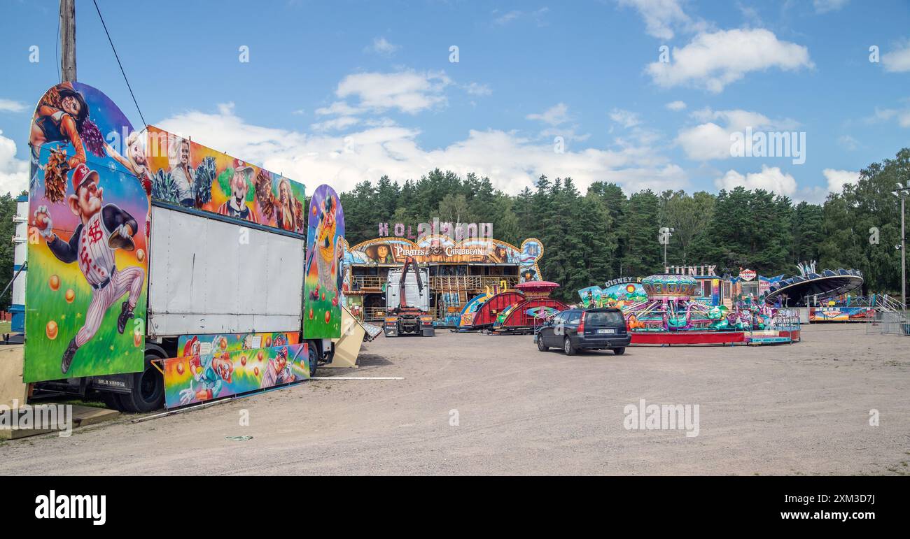 Montaggio di un piccolo parco divertimenti per il mercato a Malmköping, Svezia Foto Stock