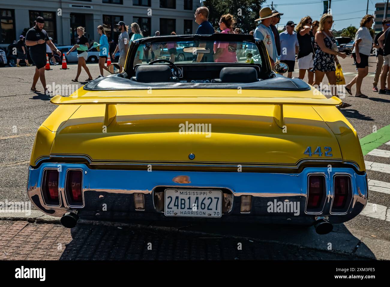 Gulfport, MS - 1° ottobre 2023: Vista posteriore ad alta prospettiva di una Oldsmobile 442 Convertible 1970 in una mostra automobilistica locale. Foto Stock