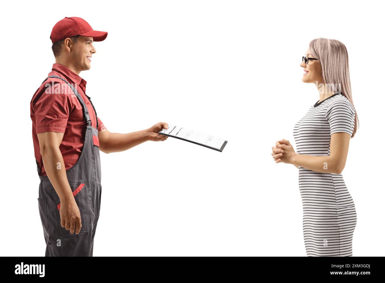 Corriere maschile che consegna un documento a una giovane donna isolata su sfondo bianco Foto Stock