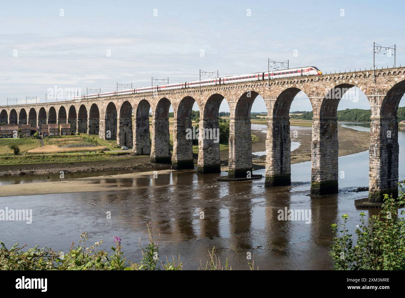 Treno LNER Azuma che attraversa il Royal Border Bridge, Berwick upon Tweed, Inghilterra, Regno Unito Foto Stock