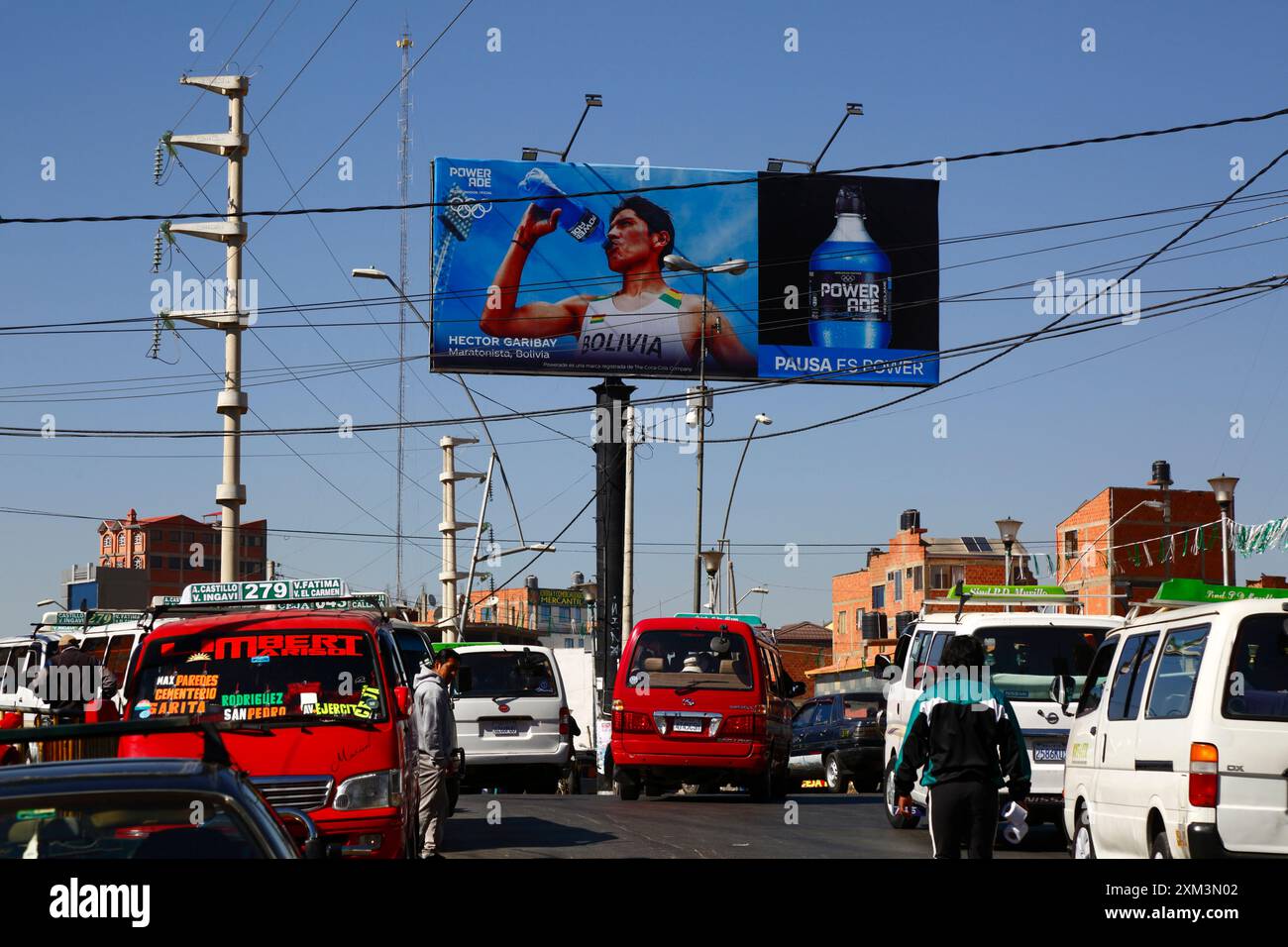 El alto, BOLIVIA; 25 luglio 2024: Un cartellone che mostra l'atleta boliviano Héctor Garibay Flores che beve Powerade a la Ceja, El alto. Garibay è un corridore di lunga distanza, soprattutto la maratona; ha concluso 36° nella maratona ai Campionati mondiali di atletica leggera del 2022. Nel febbraio 2023 corse 2:07:44 alla Maratona di Siviglia, stabilendo un nuovo record boliviano. Quel tempo lo qualificò per partecipare alla maratona ai Giochi olimpici estivi di Parigi del 2024 per la Bolivia, attualmente è l'atleta boliviano di più alto profilo. Foto Stock