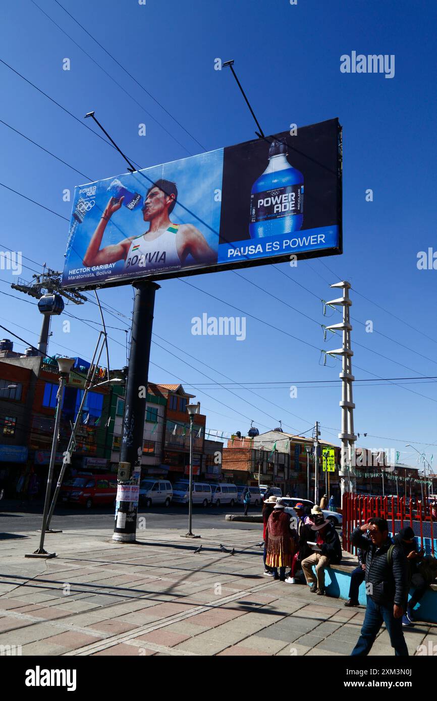 El alto, BOLIVIA; 25 luglio 2024: Un cartellone che mostra l'atleta boliviano Héctor Garibay Flores che beve Powerade a la Ceja, El alto. Garibay è un corridore di lunga distanza, soprattutto la maratona; ha concluso 36° nella maratona ai Campionati mondiali di atletica leggera del 2022. Nel febbraio 2023 corse 2:07:44 alla Maratona di Siviglia, stabilendo un nuovo record boliviano. Quel tempo lo qualificò per partecipare alla maratona ai Giochi olimpici estivi di Parigi del 2024 per la Bolivia, attualmente è l'atleta boliviano di più alto profilo. Foto Stock