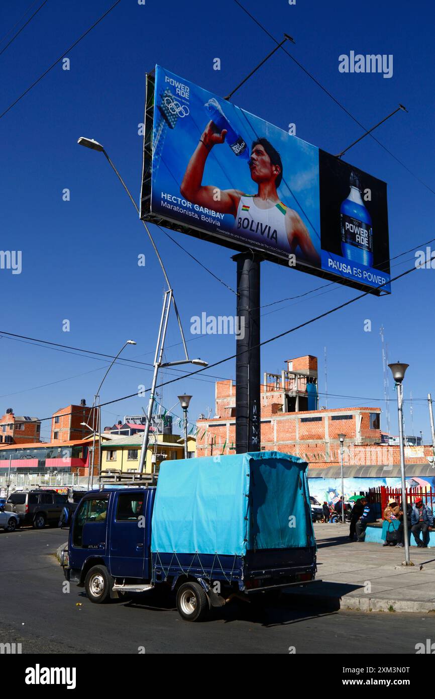 El alto, BOLIVIA; 25 luglio 2024: Un cartellone che mostra l'atleta boliviano Héctor Garibay Flores che beve Powerade a la Ceja, El alto. Garibay è un corridore di lunga distanza, soprattutto la maratona; ha concluso 36° nella maratona ai Campionati mondiali di atletica leggera del 2022. Nel febbraio 2023 corse 2:07:44 alla Maratona di Siviglia, stabilendo un nuovo record boliviano. Quel tempo lo qualificò per partecipare alla maratona ai Giochi olimpici estivi di Parigi del 2024 per la Bolivia, attualmente è l'atleta boliviano di più alto profilo. Foto Stock