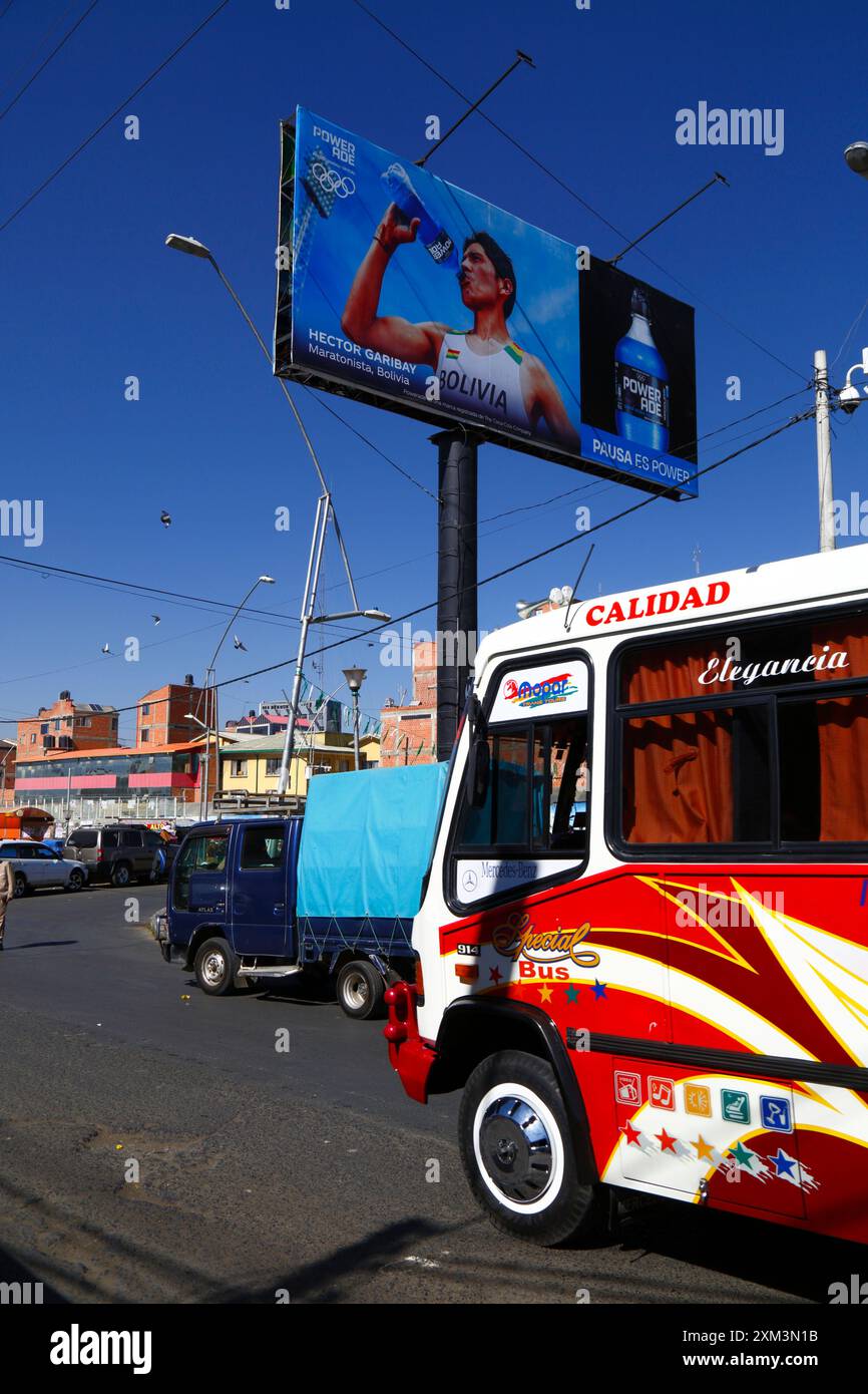 El alto, BOLIVIA; 25 luglio 2024: Un cartellone che mostra l'atleta boliviano Héctor Garibay Flores che beve Powerade a la Ceja, El alto. Garibay è un corridore di lunga distanza, soprattutto la maratona; ha concluso 36° nella maratona ai Campionati mondiali di atletica leggera del 2022. Nel febbraio 2023 corse 2:07:44 alla Maratona di Siviglia, stabilendo un nuovo record boliviano. Quel tempo lo qualificò per partecipare alla maratona ai Giochi olimpici estivi di Parigi del 2024 per la Bolivia, attualmente è l'atleta boliviano di più alto profilo. Foto Stock