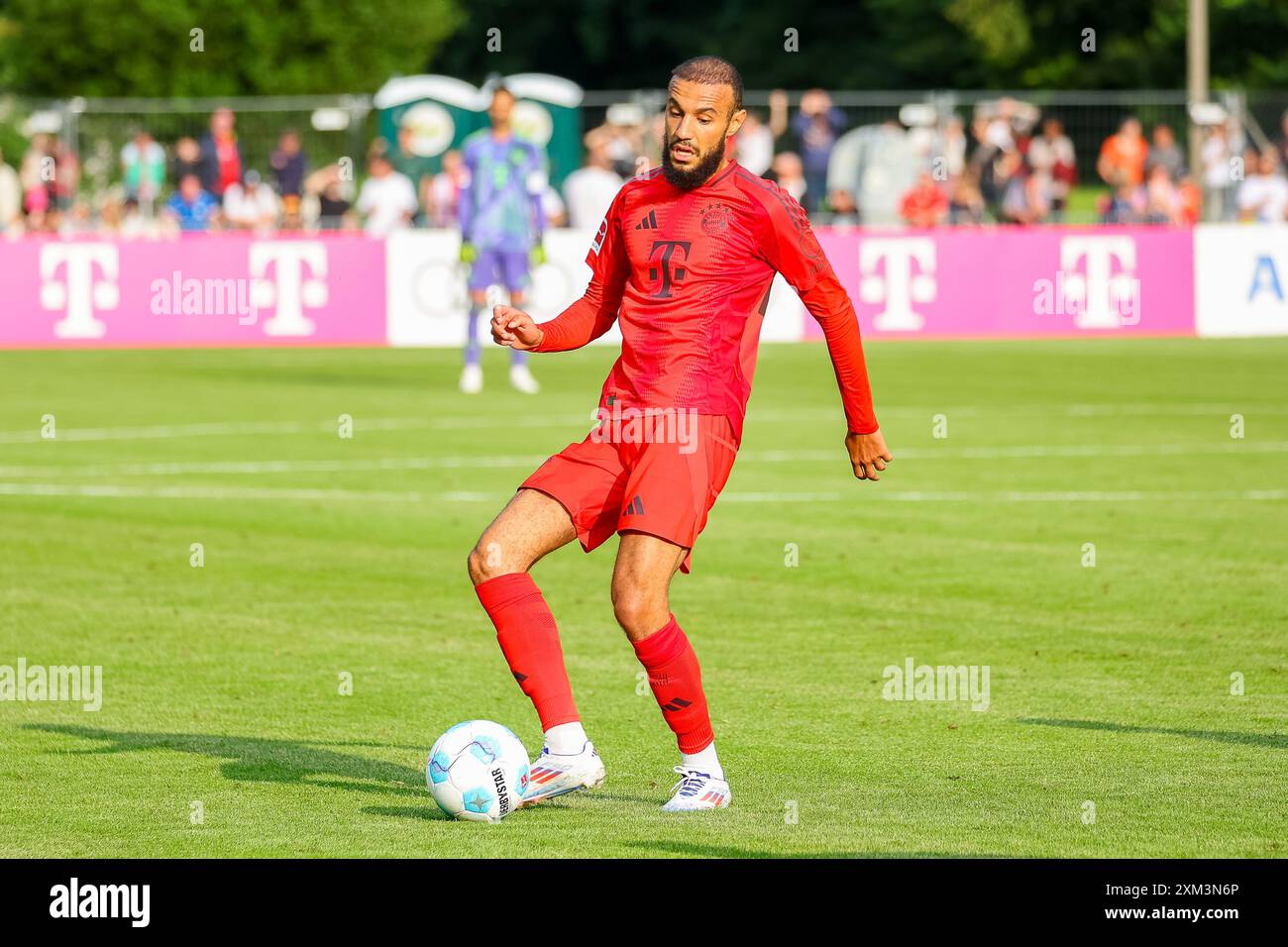 Noussair Mazraoui (FC Bayern Muenchen, 40) mit Ball, FC Bayern Muenchen vs. FC Rottach-Egern, Fussball, Bundesliga, Testspiel, Saison 24/25, 24.07.2024, LE NORMATIVE DFL VIETANO QUALSIASI USO DI FOTOGRAFIE COME SEQUENZE DI IMMAGINI, foto: Eibner-Pressefoto/Jenni Maul Foto Stock