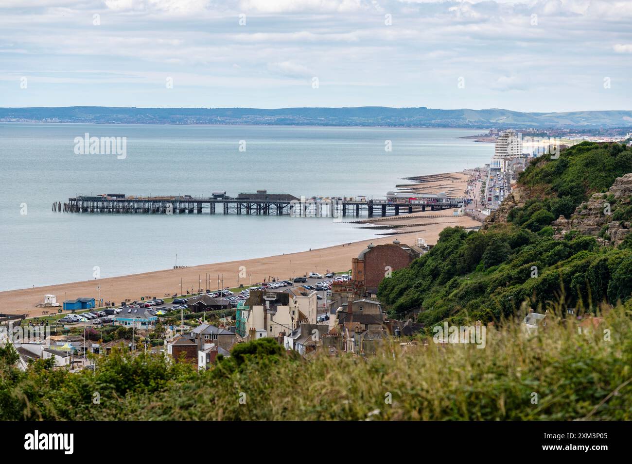 Vista di Hastings e del suo molo dalle East Cliffs nell'East Sussex in Inghilterra Foto Stock