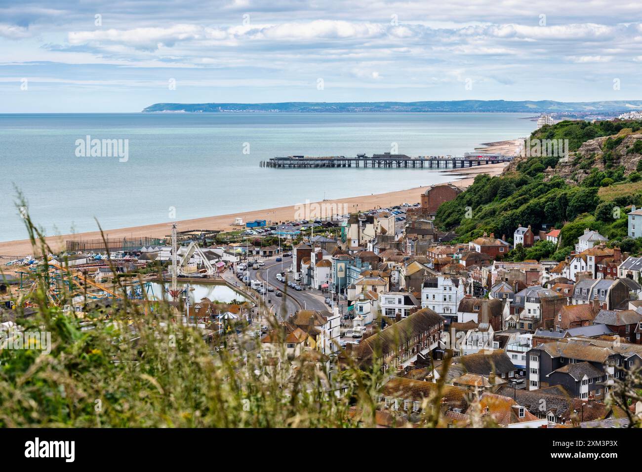 Vista di Hastings e del suo molo dalle East Cliffs nell'East Sussex in Inghilterra Foto Stock