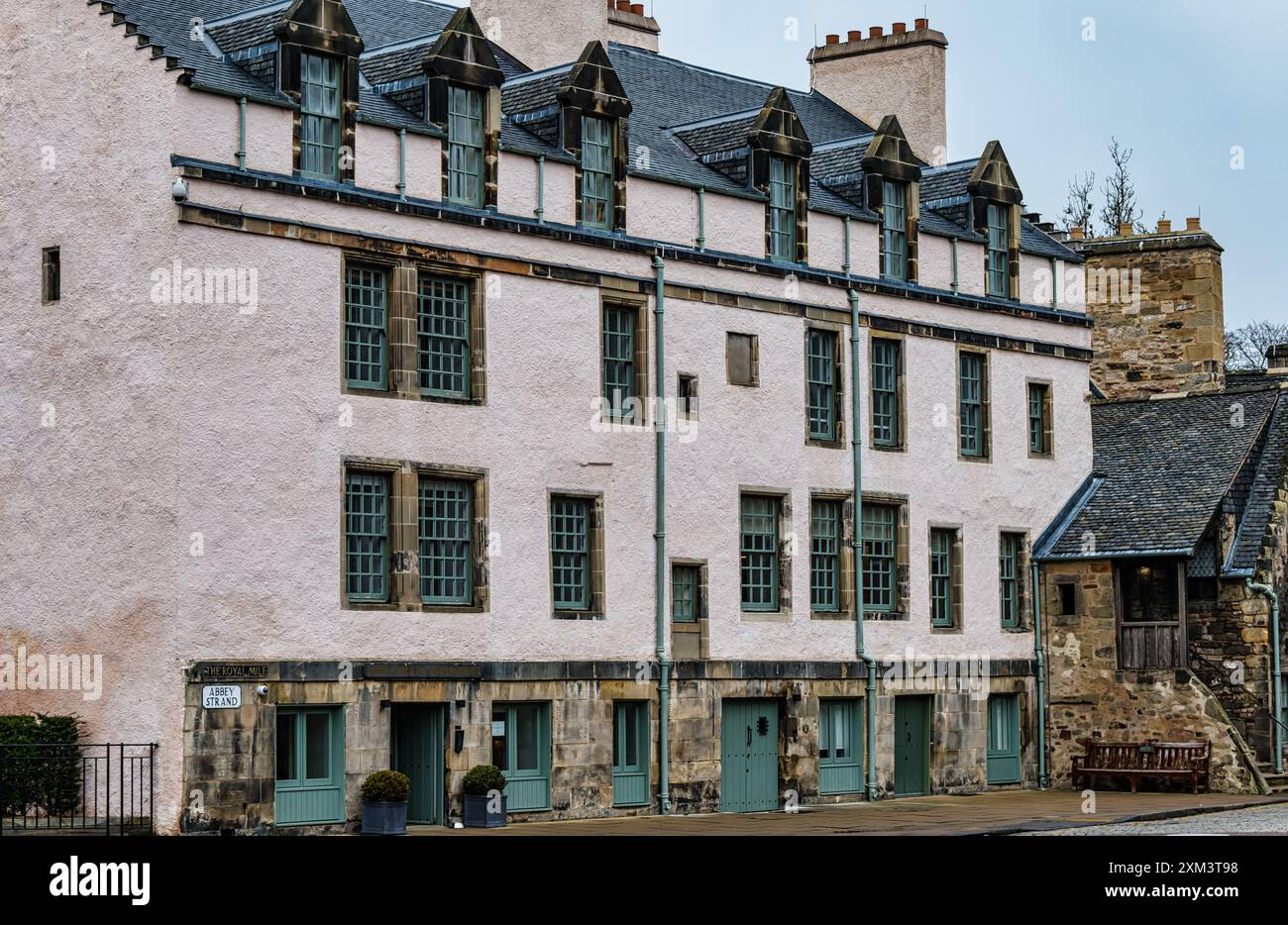 Abbey Strand edificio storico recentemente restaurato alla fine di Royal Mile, Holyrood, Edimburgo, Scozia, Regno Unito Foto Stock