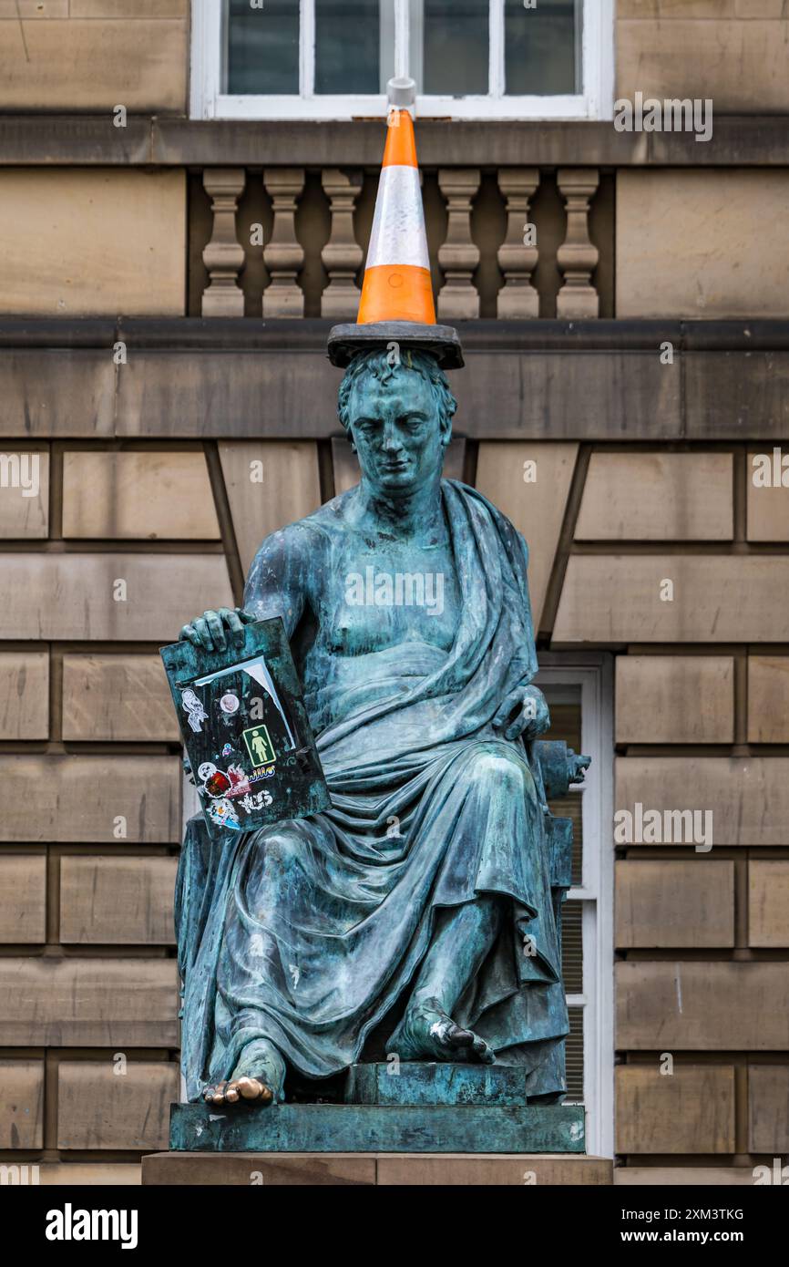 Statua in bronzo di Adam Smith con cono stradale sulla testa, Royal Mile, Edimburgo, Scozia, Regno Unito Foto Stock