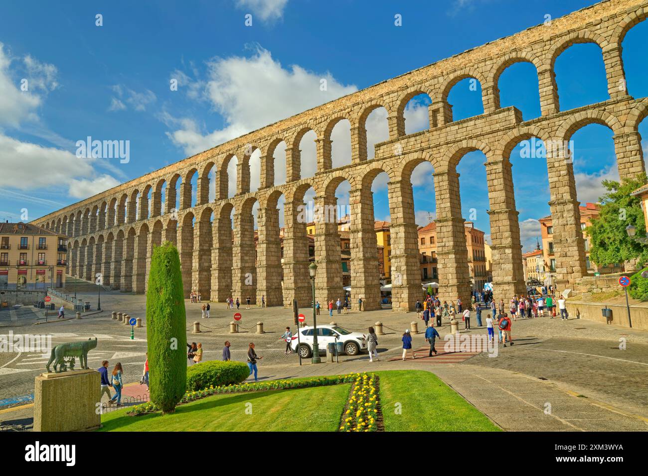 Alcuni dei 167 archi dell'acquedotto romano attraversano Plaza Azoguejo a Segovia nella regione spagnola di Castiglia e León. Foto Stock