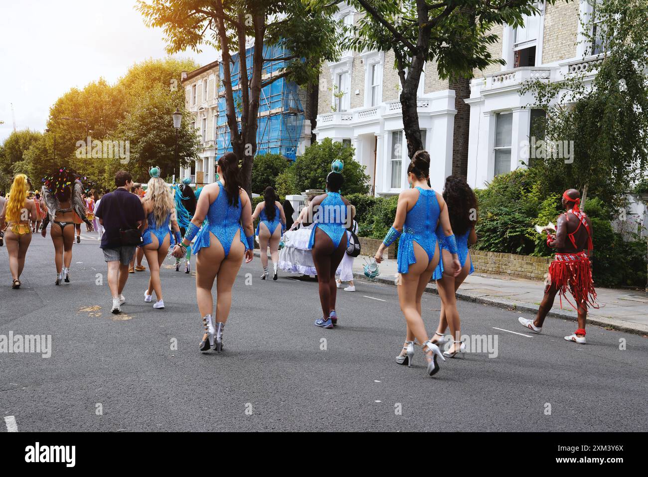 Ballerine e interpreti femminili camminano per strada, Notting Hill Carnival a Londra, Regno Unito Foto Stock