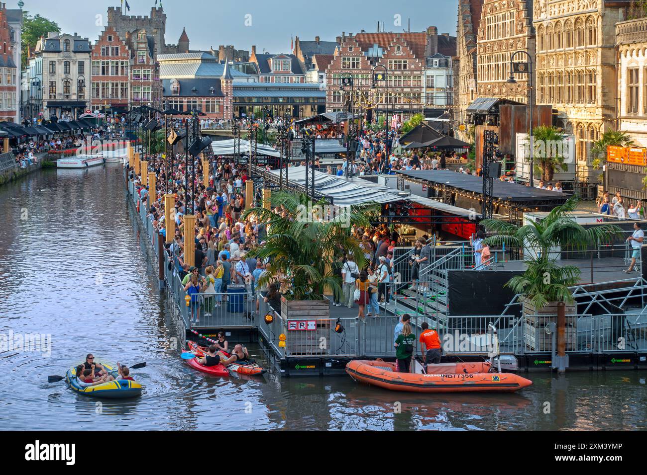 Visitatori in tribuna presso il podio Graslei Watching Pole durante il festival Gentse Feesten / Gand, festeggiamenti estivi nelle Fiandre, Belgio Foto Stock