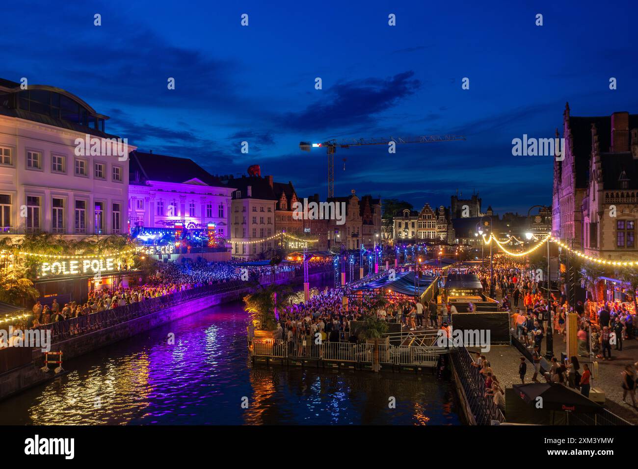 Visitatori in tribuna presso il podio Graslei Watching Pole durante il festival Gentse Feesten / Gand, festeggiamenti estivi nelle Fiandre, Belgio Foto Stock