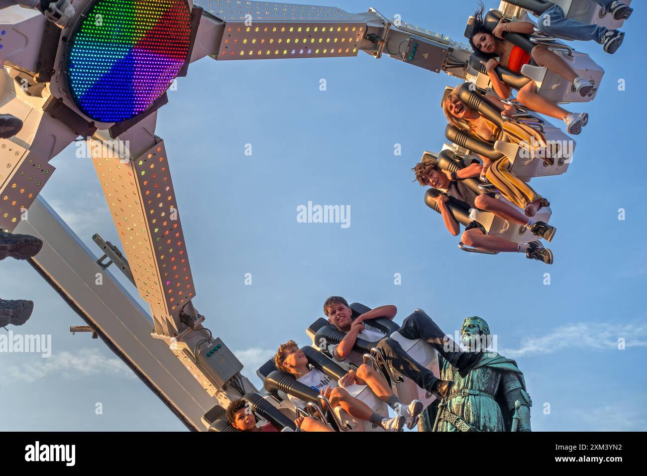 Chi è alla ricerca di divertimento all'attrazione della fiera durante il festival Gentse Feesten / Gand City, i festeggiamenti estivi a Gand, nelle Fiandre orientali, in Belgio Foto Stock