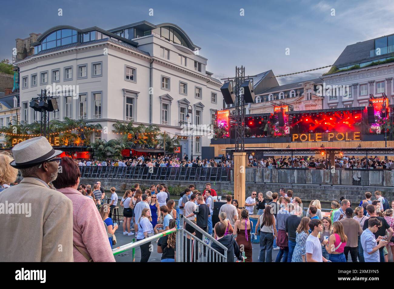 Spettatori in tribuna presso il podio Graslei Watching Pole durante il festival Gentse Feesten / Gand, festeggiamenti estivi nelle Fiandre, Belgio Foto Stock