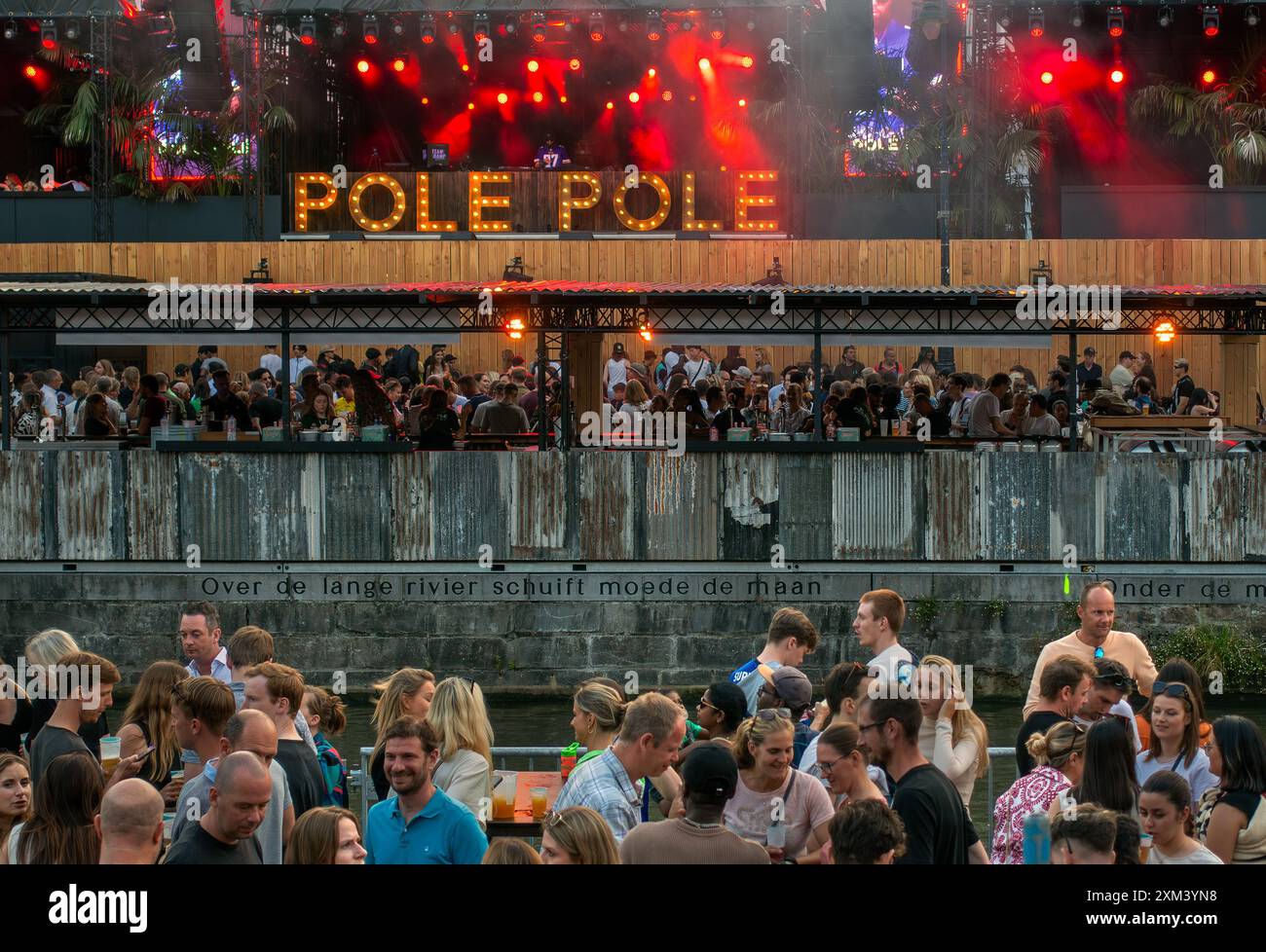 Spettatori in tribuna presso il podio Graslei Watching Pole durante il festival Gentse Feesten / Gand, festeggiamenti estivi nelle Fiandre, Belgio Foto Stock
