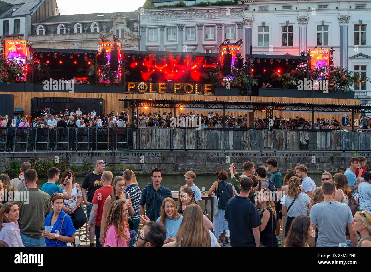Spettatori in tribuna presso il podio Graslei Watching Pole durante il festival Gentse Feesten / Gand, festeggiamenti estivi nelle Fiandre, Belgio Foto Stock