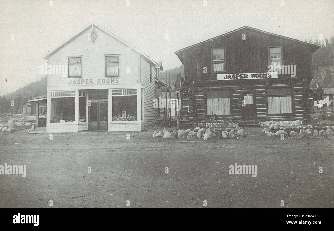 Foto storica d'epoca di Jasper, Alberta, Canada. Jasper Townsite all'inizio degli anni '1900. Entrambi gli edifici hanno cantato "Jasper Rooms". Foto Stock