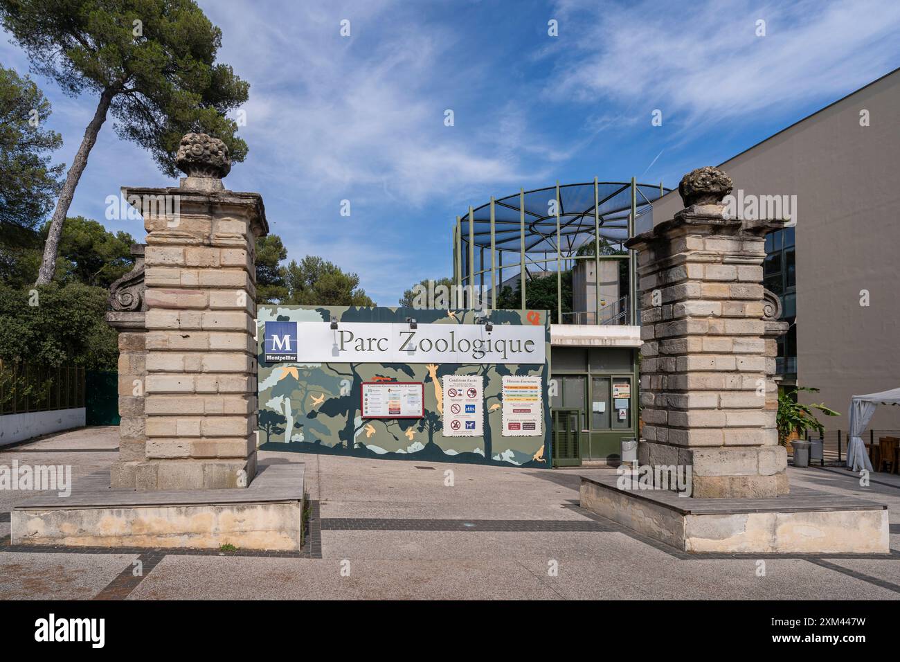 Montpellier, Francia - 07 17 2024 : Vista dell'ingresso al parco pubblico e allo zoo di Lunaret in estate Foto Stock