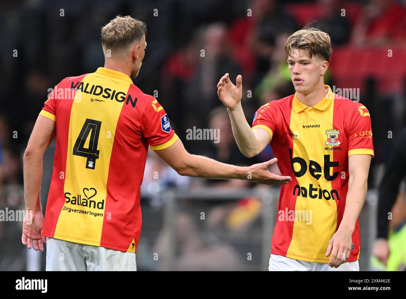 DEVENTER - (l-r) Joris Kramer di Go Ahead Eagles, Robbin Weijenberg di Go Ahead Eagles durante il secondo turno preliminare della UEFA Conference League tra Go Ahead Eagles e SK Brann a De Adelaarshorst il 25 luglio 2024 a Deventer, Paesi Bassi. ANP GERRIT VAN COLOGNE Foto Stock