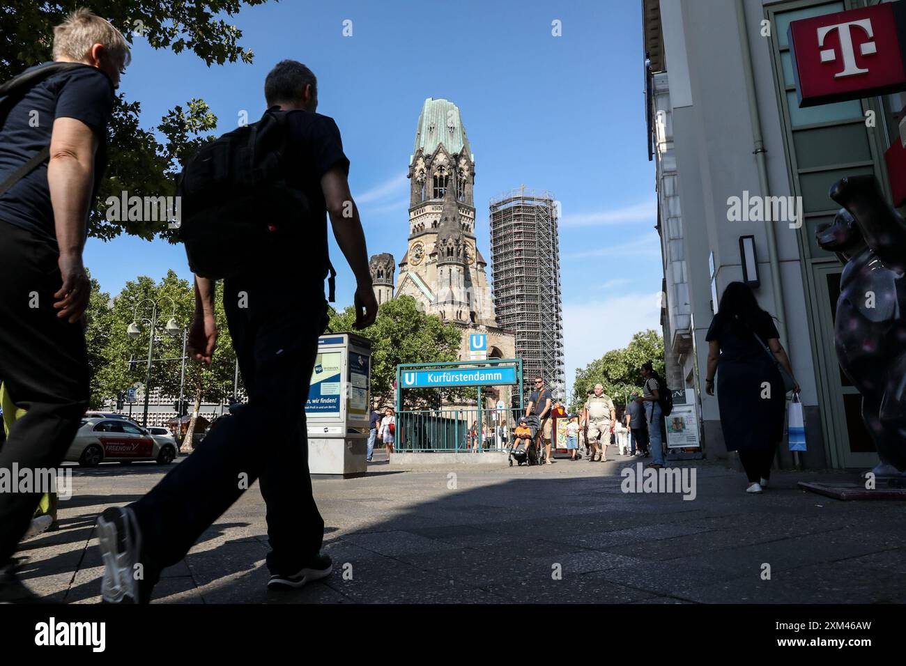 25 luglio 2024, Berlino, Germania: Mentre la Germania affronta le sfide economiche in corso il 25 luglio 2024, le attività quotidiane dei consumatori nelle vivaci strade di Berlino evidenziano la resilienza e la routine dei suoi cittadini in mezzo a preoccupazioni finanziarie più ampie. Su Kurfuerstendamm e Tauentzienstrasse, alcune delle vie dello shopping più famose della città, la gente continua a passeggiare e fare shopping, offrendo un'istantanea della vita quotidiana contro l'incertezza economica. Oggi, le scene di Kurfuerstendamm mostravano gli acquirenti che trasportavano borse da vari negozi, tra cui un ragazzo che entra in un H&M, persone che sfoggiano sneakers al Foto Stock