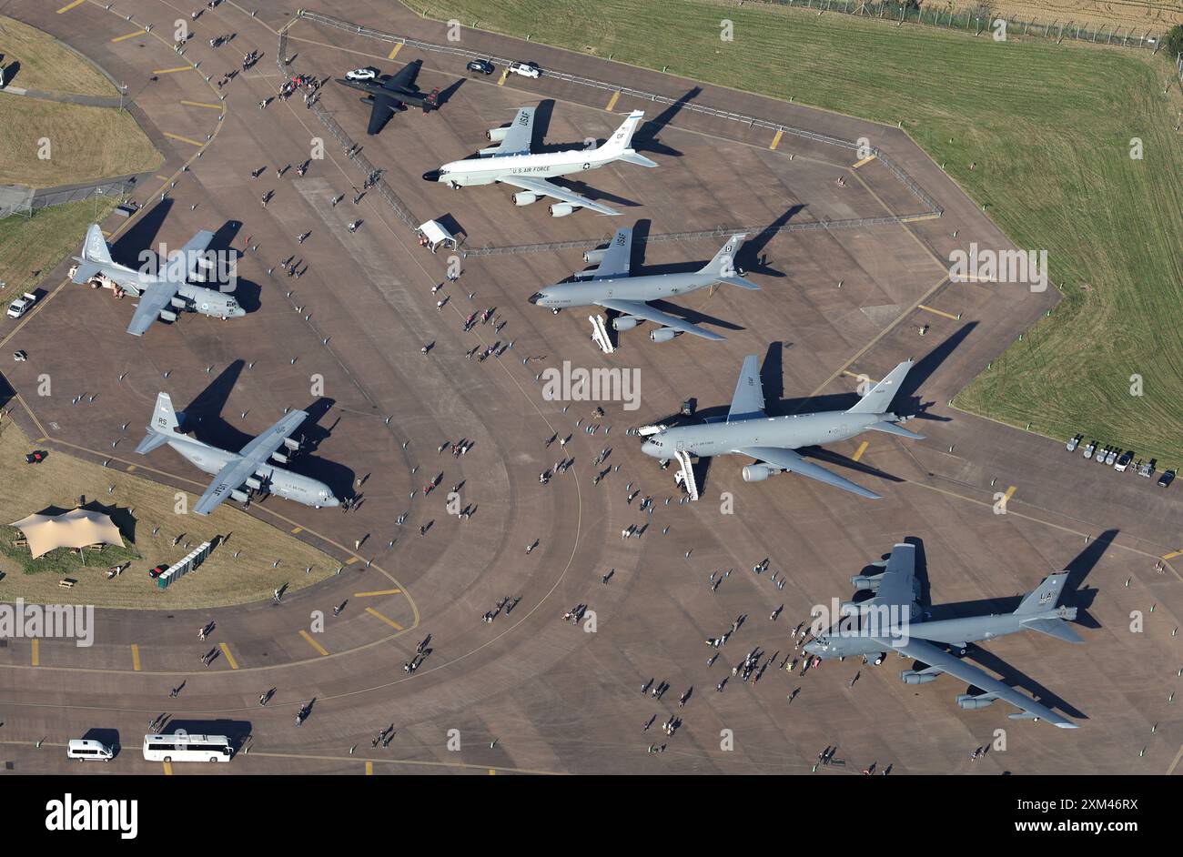 Vista aerea degli aerei nella mostra statica all'annuale Royal International Air Tattoo 2024 presso la RAF Fairford in Inghilterra. Foto Stock