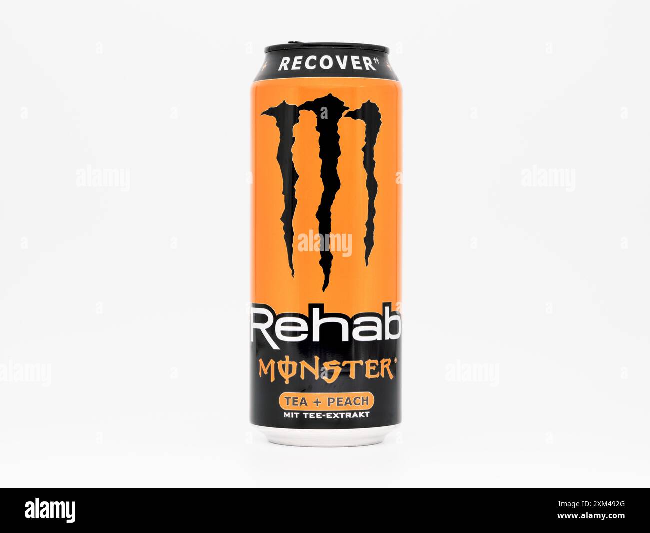 Barattolo Monster Energy Rehab Peach Iced Tea. Il sapore è fruttato e la bevanda non è gassata. Il nuovo design è di colore arancione. Foto Stock