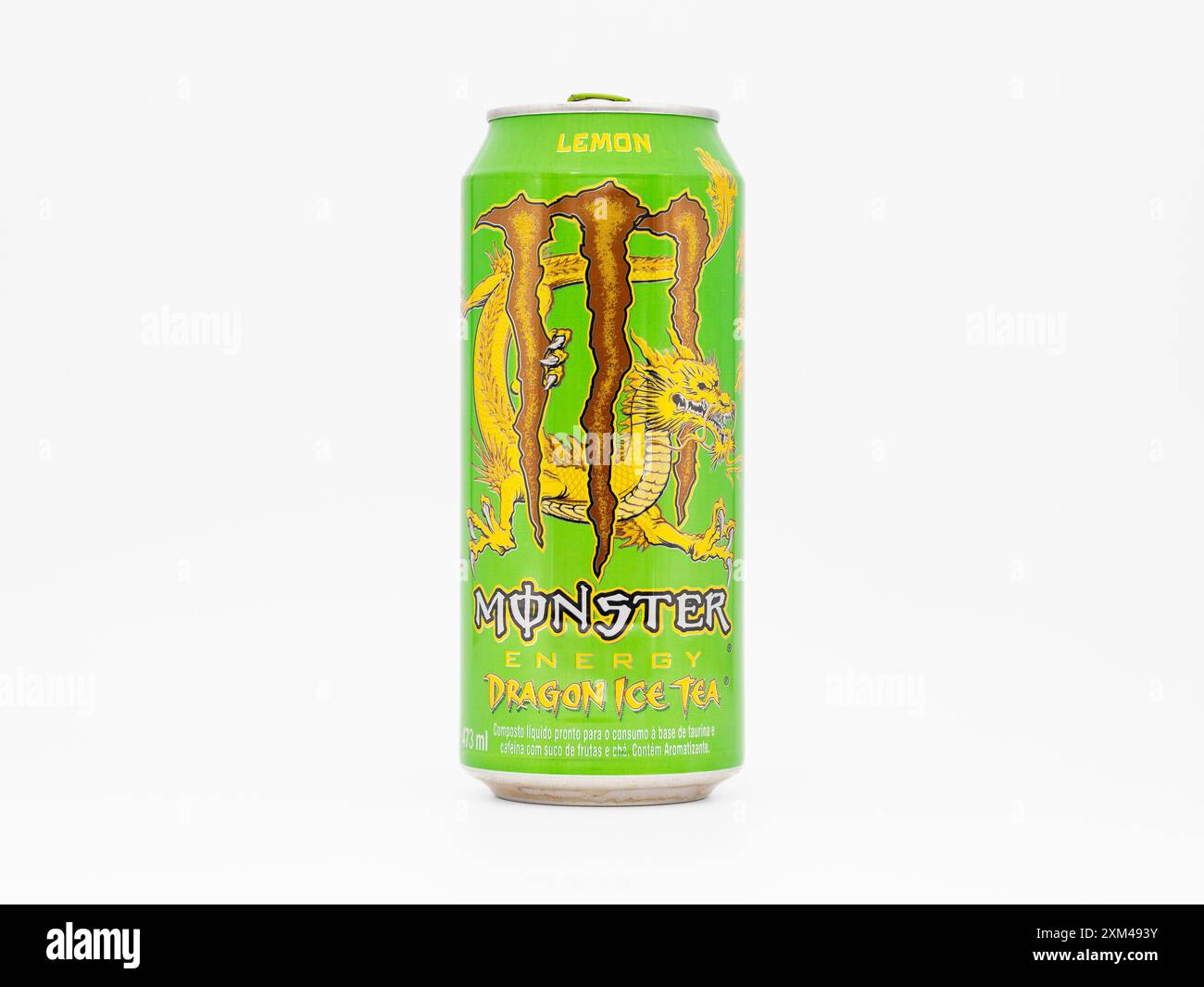 Monster Energy Dragon Ice Tea bevanda al limone. La bevanda energetica si trova in un barattolo verde con un artiglio marrone. La bevanda energetica è stata importata dal Brasile. Foto Stock