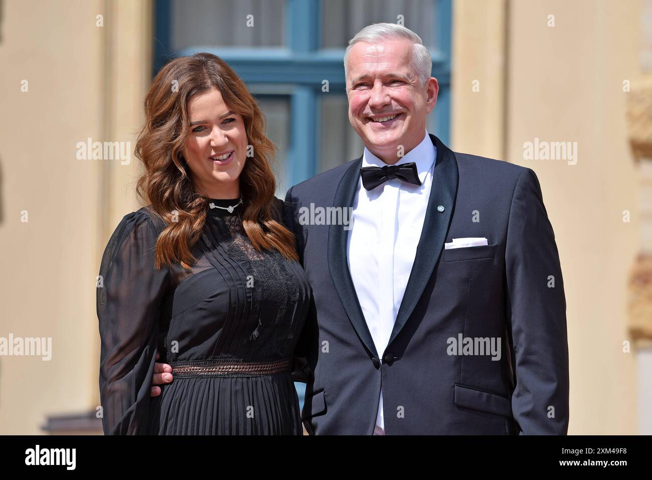 Alexander Herrmann mit Ehefrau Maxi Friedrichs bei der Eröffnung der Bayreuther Festspiele im Festspielhaus a Bayreuth am 25.07.2024 *** Alexander Herrmann con moglie Maxi Friedrichs all'apertura del Festival di Bayreuth nella Festspielhaus di Bayreuth il 25 07 2024 Foto Stock