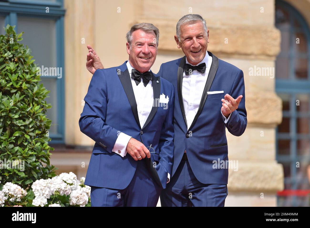 Patrick Lindner mit Ehemann Peter Schaefer bei der Eröffnung der Bayreuther Festspiele im Festspielhaus a Bayreuth AM 25.07.2024 *** Patrick Lindner con il marito Peter Schaefer all'apertura del Festival di Bayreuth nella Festspielhaus di Bayreuth il 25 07 2024 Foto Stock