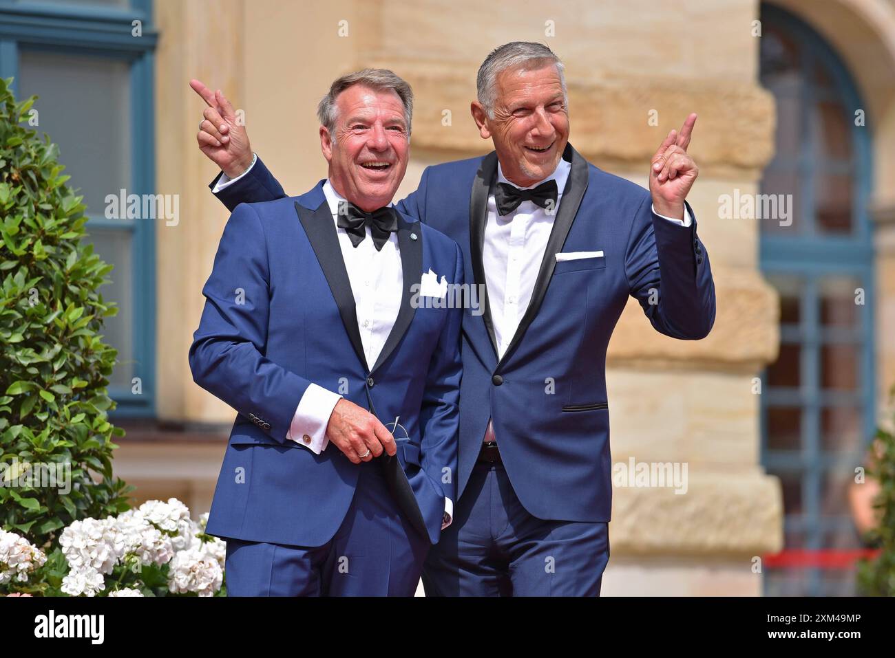 Patrick Lindner mit Ehemann Peter Schaefer bei der Eröffnung der Bayreuther Festspiele im Festspielhaus a Bayreuth AM 25.07.2024 *** Patrick Lindner con il marito Peter Schaefer all'apertura del Festival di Bayreuth nella Festspielhaus di Bayreuth il 25 07 2024 Foto Stock