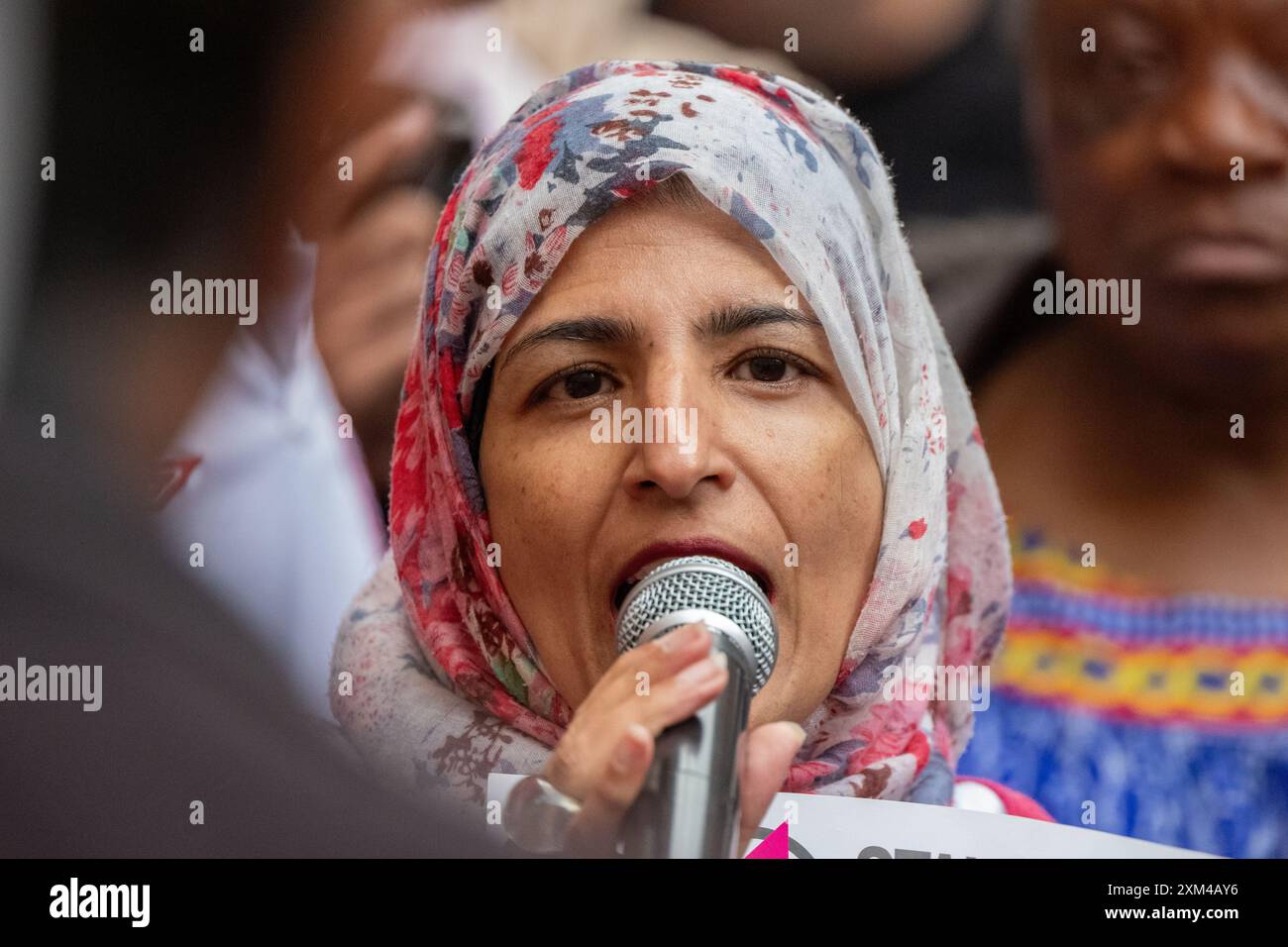 Nahella Ashraf di "Stand Up to Racism". Greater Manchester Stand Up to Racism (GMSUTR) ha organizzato una protesta oggi presso gli uffici del sindaco della Greater Manchester Combined Authority (GMCA) Andy Burnham su Oxford Street nella città di Manchester. I manifestanti hanno chiesto la fine immediata della violenza razzista della polizia da parte della Greater Manchester Police (GMP) a seguito di un video di recente diffusione catturato martedì sera al Terminal 2 dell’aeroporto di Manchester. Il filmato cattura un ufficiale che prende a calci in faccia un membro del pubblico seguito dall'ufficiale che timbra sulla testa dell'individuo. La co-protesta Foto Stock