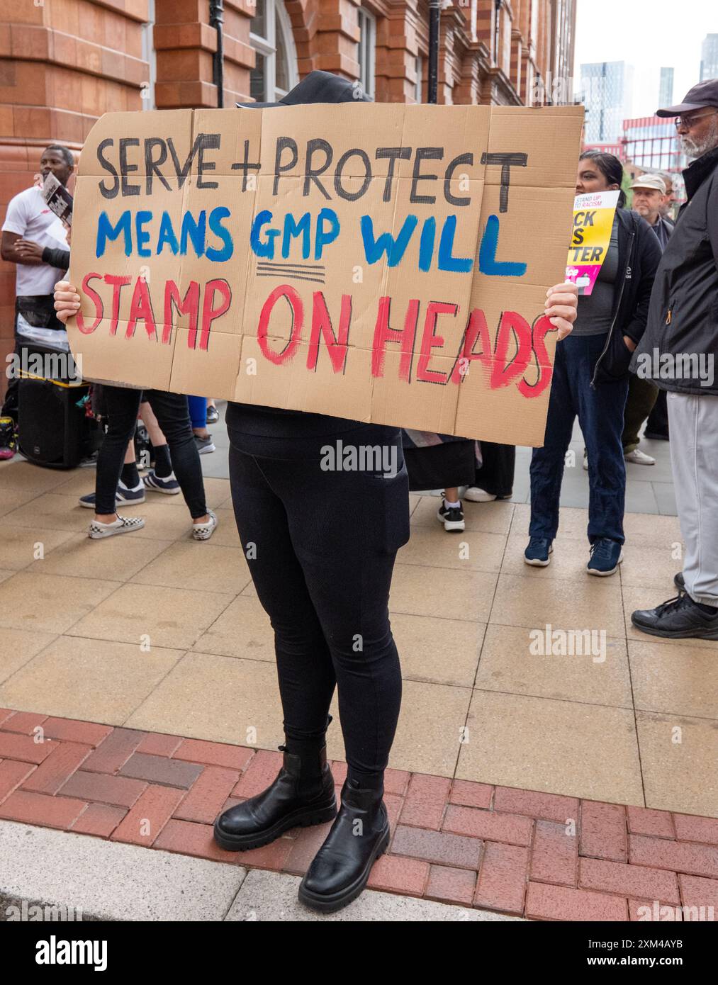 Greater Manchester Stand Up to Racism (GMSUTR) ha organizzato una protesta oggi presso gli uffici del sindaco della Greater Manchester Combined Authority (GMCA) Andy Burnham su Oxford Street nella città di Manchester. I manifestanti hanno chiesto la fine immediata della violenza razzista della polizia da parte della Greater Manchester Police (GMP) a seguito di un video di recente diffusione catturato martedì sera al Terminal 2 dell’aeroporto di Manchester. Il filmato cattura un ufficiale che prende a calci in faccia un membro del pubblico seguito dall'ufficiale che timbra sulla testa dell'individuo. La protesta arriva sulla scia dell'annuncio della scorsa settimana Foto Stock