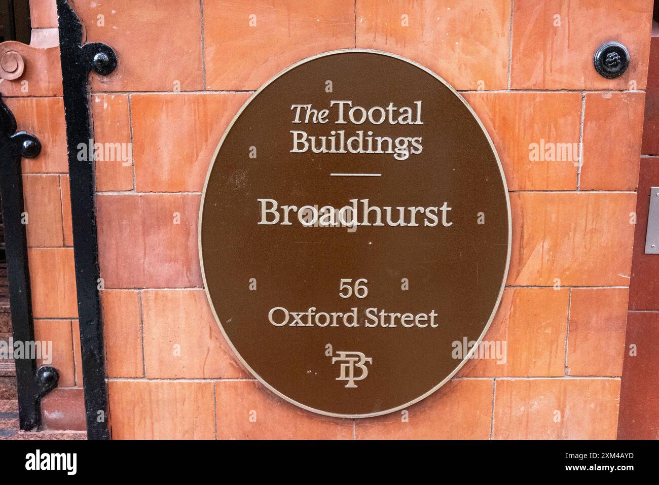 Gli edifici Tootal segnano l'indirizzo dell'ufficio di Andy Burnhams. Greater Manchester Stand Up to Racism (GMSUTR) ha organizzato una protesta oggi presso gli uffici del sindaco della Greater Manchester Combined Authority (GMCA) Andy Burnham su Oxford Street nella città di Manchester. I manifestanti hanno chiesto la fine immediata della violenza razzista della polizia da parte della Greater Manchester Police (GMP) a seguito di un video di recente diffusione catturato martedì sera al Terminal 2 dell’aeroporto di Manchester. Il filmato cattura un ufficiale che prende a calci in faccia un membro del pubblico seguito dall'ufficiale che timbra sulla testa dell'individuo. Il professionista Foto Stock
