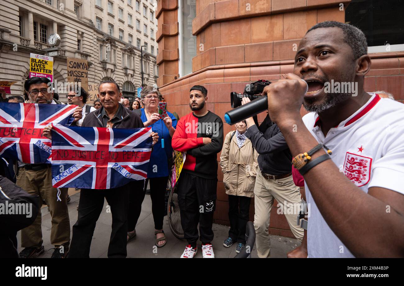 Greater Manchester Stand Up to Racism (GMSUTR) ha organizzato una protesta oggi presso gli uffici del sindaco della Greater Manchester Combined Authority (GMCA) Andy Burnham su Oxford Street nella città di Manchester. I manifestanti hanno chiesto la fine immediata della violenza razzista della polizia da parte della Greater Manchester Police (GMP) a seguito di un video di recente diffusione catturato martedì sera al Terminal 2 dell’aeroporto di Manchester. Il filmato cattura un ufficiale che prende a calci in faccia un membro del pubblico seguito dall'ufficiale che timbra sulla testa dell'individuo. La protesta arriva sulla scia dell'annuncio della scorsa settimana Foto Stock