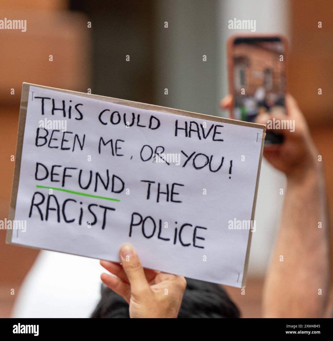 Greater Manchester Stand Up to Racism (GMSUTR) ha organizzato una protesta oggi presso gli uffici del sindaco della Greater Manchester Combined Authority (GMCA) Andy Burnham su Oxford Street nella città di Manchester. I manifestanti hanno chiesto la fine immediata della violenza razzista della polizia da parte della Greater Manchester Police (GMP) a seguito di un video di recente diffusione catturato martedì sera al Terminal 2 dell’aeroporto di Manchester. Il filmato cattura un ufficiale che prende a calci in faccia un membro del pubblico seguito dall'ufficiale che timbra sulla testa dell'individuo. La protesta arriva sulla scia dell'annuncio della scorsa settimana Foto Stock